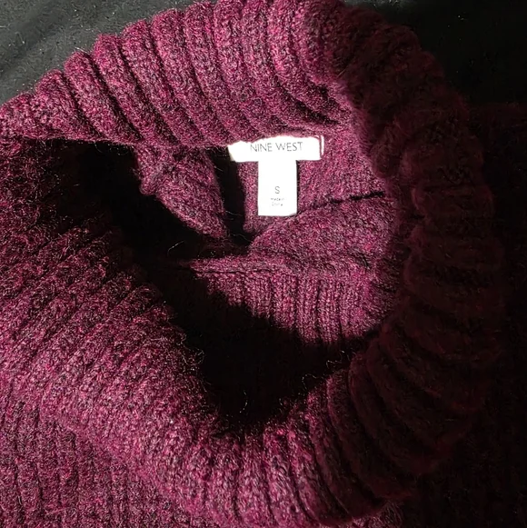 Nine West Oversized Ribbed Turtleneck Sweater -Burgundy/ Plum. Size SMALL - Picture 3 of 5